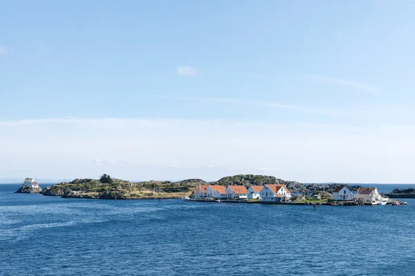 Casas típicas norueguesas na ilha de Vikaholmane — Fotografia de Stock