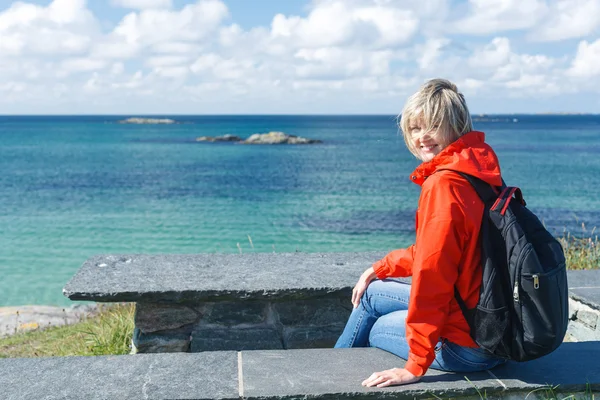 Happy woman enjoying sea / ocean / fjord view — Stock Photo, Image