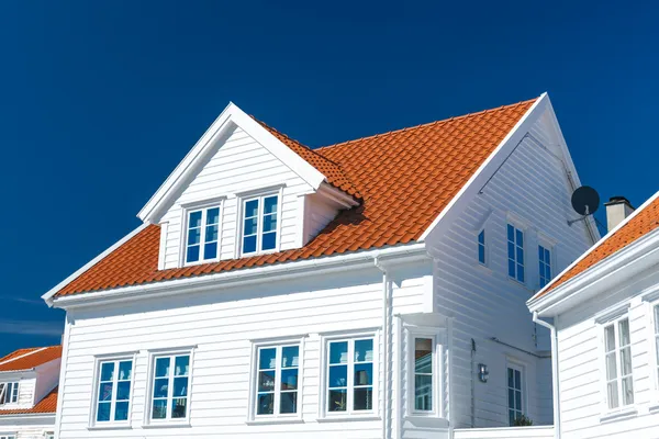 Традиционный белый деревянный дом в Норвегии — стоковое фото