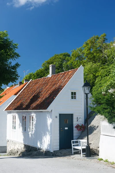 Casa tradicional de madera blanca en Noruega — Foto de Stock