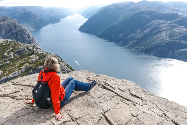 女人坐在讲坛石 / preikestolen，挪威 — 图库照片