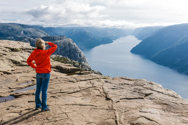 Žena turista na kazatelna rock / preikestolen, Norsko — Stock fotografie