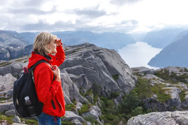 プルピット岩の上の女性ハイカー/preikestolen、ノルウェー — ストック写真