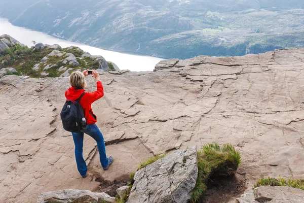 Müezzin kayası üzerinde kadın hiker / preikestolen, Norveç — Stok fotoğraf