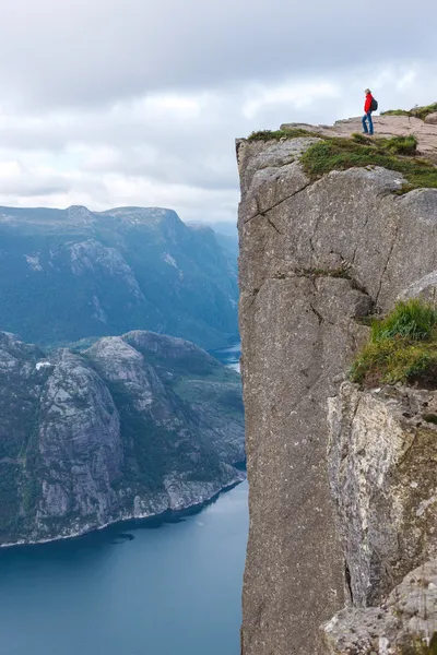 プルピット岩の上の女性ハイカー/preikestolen、ノルウェー — ストック写真
