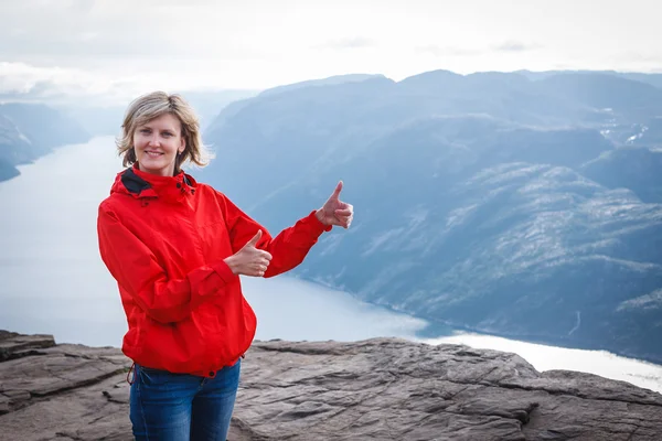 Caminhante mulher no Pulpit Rock / Preikestolen, Noruega — Fotografia de Stock