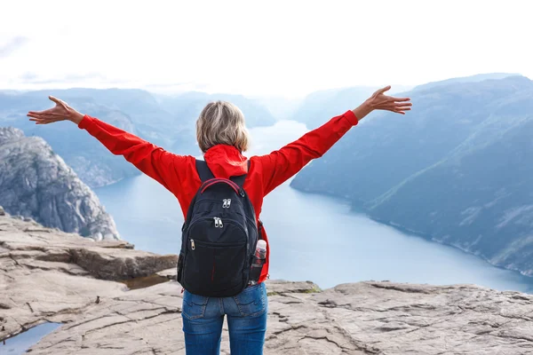 プルピット岩の上の女性ハイカー/preikestolen、ノルウェー — ストック写真