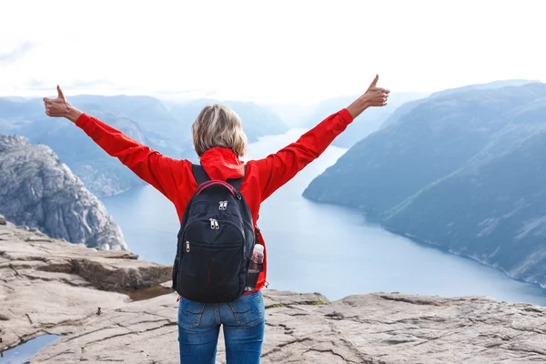 Woman hiker on Pulpit Rock / Preikestolen, Norway — Stock Photo, Image