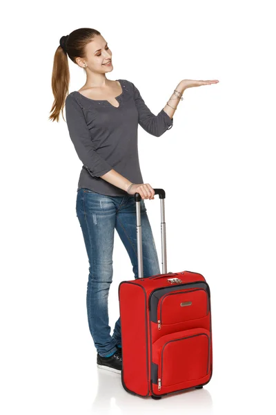 Chica casual joven en longitud completa con maleta —  Fotos de Stock