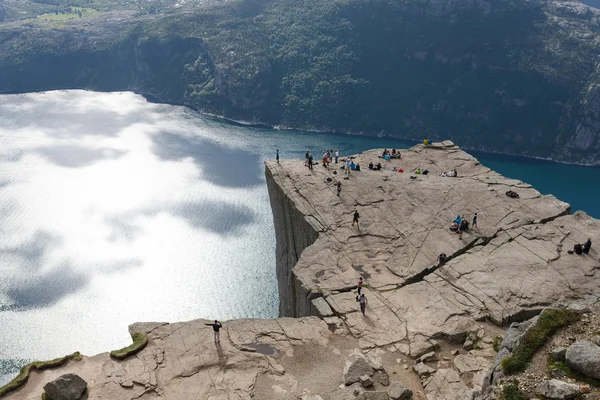 Turistas em Pulpit Rock / Preikestolen, Noruega — Fotografia de Stock