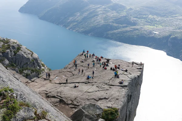 Müezzin kayası turistlere / preikestolen, Norveç — Stok fotoğraf