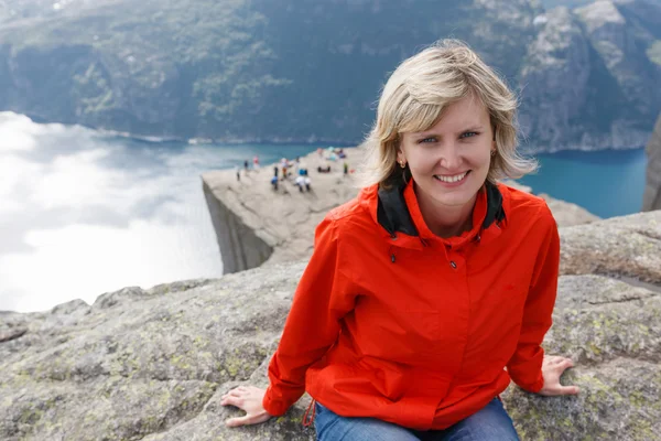 プルピット岩の上の女性ハイカー/preikestolen、ノルウェー — ストック写真