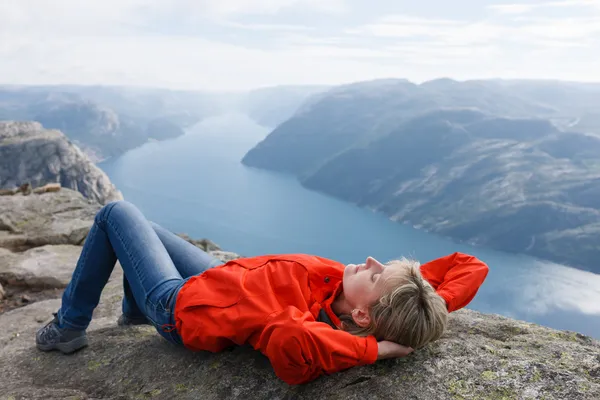 女人名徒步旅行者在讲坛石 / preikestolen，挪威 — 图库照片