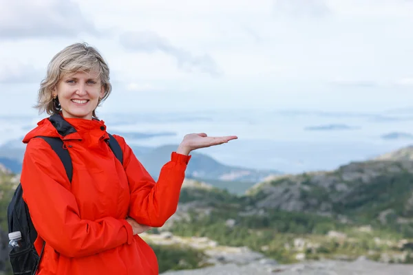 Mujer feliz turista mostrando espacio de copia en blanco en la palma —  Fotos de Stock