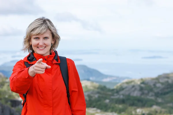 Gelukkige vrouw toeristische wijzende vinger op je — Stockfoto