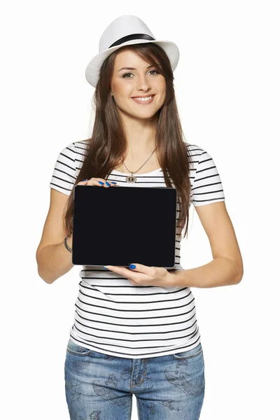 Frau zeigt Tablet-Computer-Bildschirm — Stockfoto