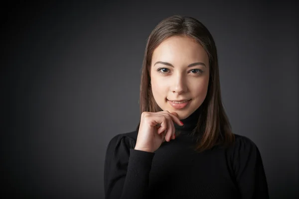 Closeup portret van glimlachen tiener vrouwelijke in zwarte pullover — Stockfoto