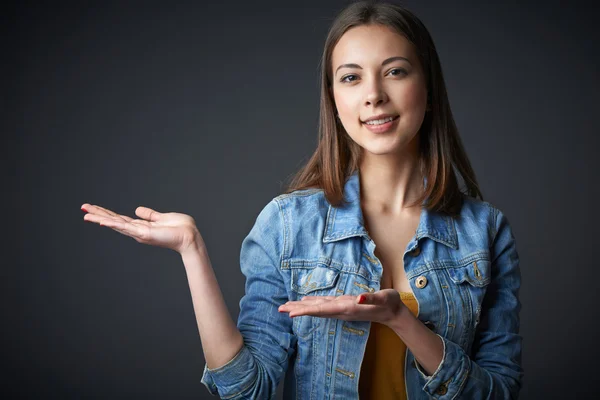 Portret van denim tiener vrouwelijke verwelkomen — Stockfoto