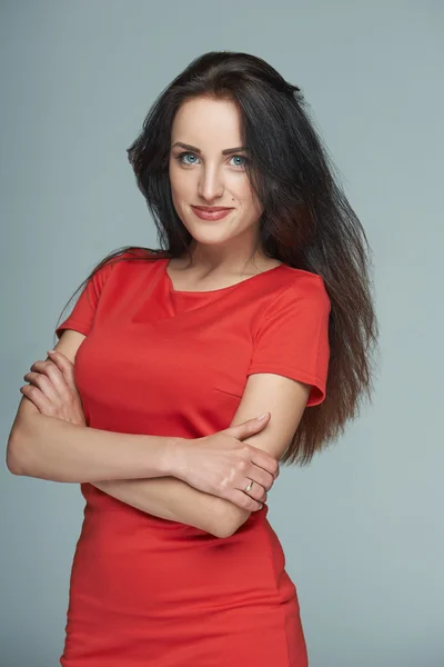 Heldere Glimlachende zakenvrouw in rode jurk — Stockfoto