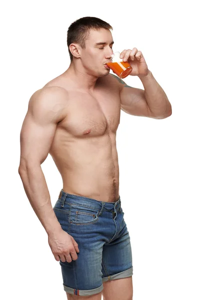 Suco de bebida masculino muscular — Fotografia de Stock