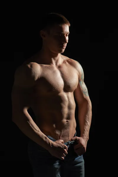 Muscle man posing in studio — Stock Photo, Image