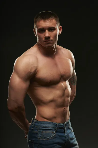 Muscle man posing in studio — Stock Photo, Image