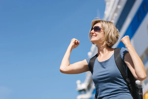 Woman with map, in front of cruise liner — Stock Photo, Image