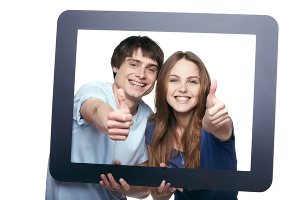 Glückliches Paar schaut durch Tablettrahmen — Stockfoto