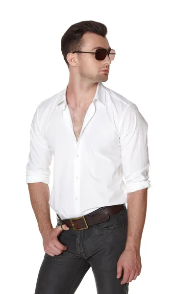 Joven hombre de moda en camisa blanca y gafas de sol — Foto de Stock