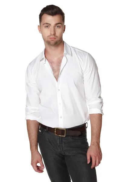 Masculino em camisa branca posando sobre fundo branco — Fotografia de Stock