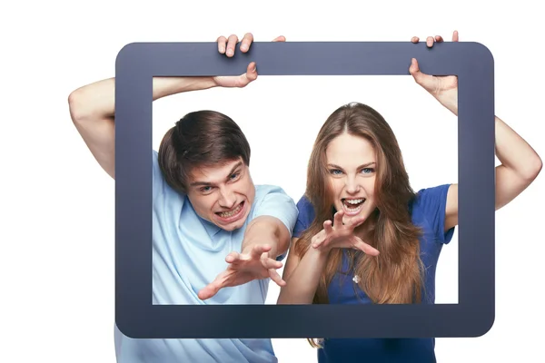 Casal feliz olhando através de quadro tablet — Fotografia de Stock