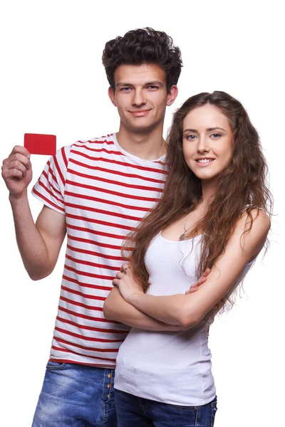 Pasangan kasual muda yang menunjukkan kartu kredit — Stok Foto