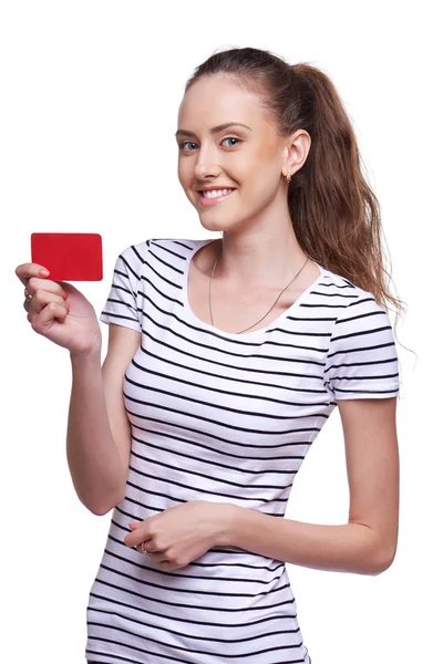 Felice femmina sorridente mostrando carta di credito vuota — Foto Stock