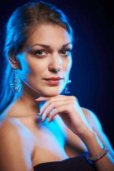 Giovane bella donna con luce laterale blu — Foto Stock