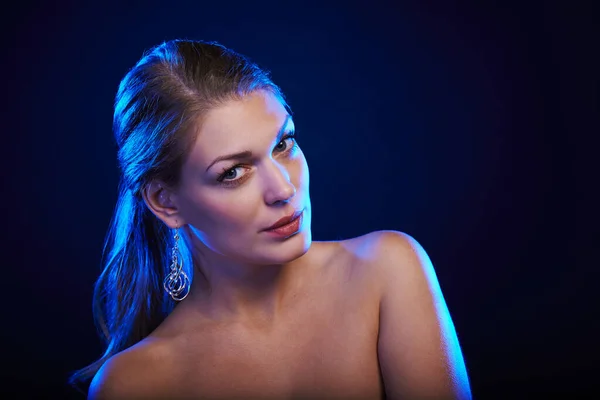 Close-up Schoonheidsportret van vrouw met blauw zijlicht — Stockfoto