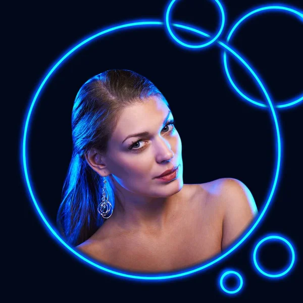 Retrato de belleza moderna de una mujer con círculos de neón azul —  Fotos de Stock