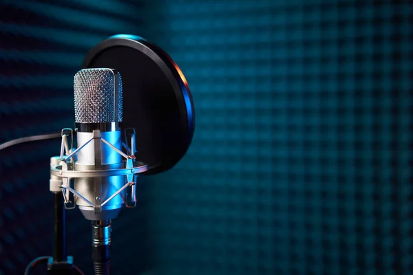 Akustik köpük panel arka planında Stüdyo krom mikrofon, — Stok fotoğraf