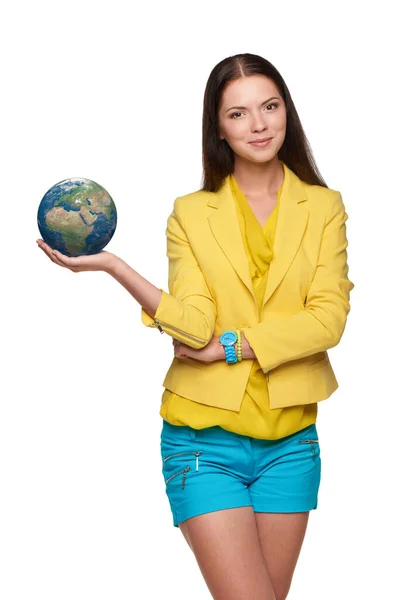 Gelukkig glimlachende vrouw houden kleine aarde globe op haar palm — Stockfoto