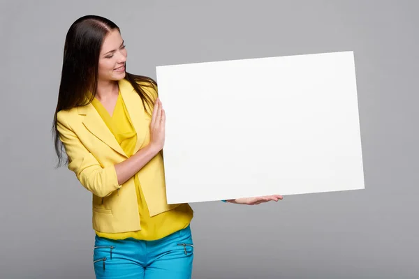 Menina Sorridente Feliz Amarelo Azul Segurando Quadro Branco Vazio Olhando — Fotografia de Stock