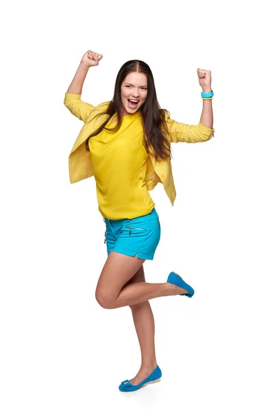 黄色と青の服で幸せな悲鳴の女の子の完全な長さお祝いの成功 白い背景に孤立 — ストック写真