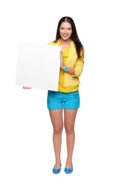 Szczęśliwa Dziewczyna Żółtym Niebieskim Stojąc Pełnej Długości Trzymając Pustą Tablicę — Zdjęcie stockowe