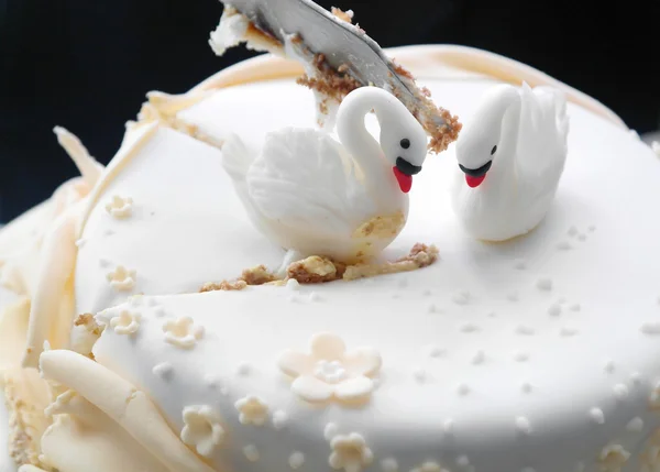Düğün pastası ile beyaz kuğu. — Stok fotoğraf