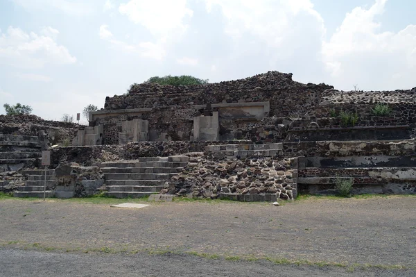 テオティワカンのピラミッドのキャンパスの建物 — 图库照片