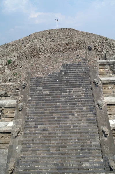 Un fragment de la pyramide des degrés à Teotihuacan — Photo