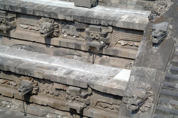 Um fragmento da pirâmide de degraus em Teotihuacan — Fotografia de Stock