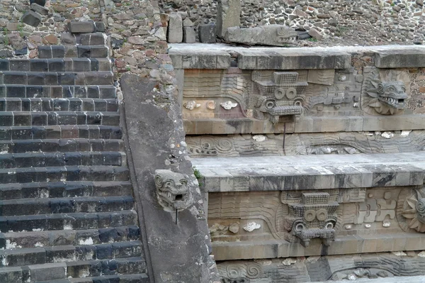 Un fragmento de la pirámide escalonada en Teotihuacán —  Fotos de Stock