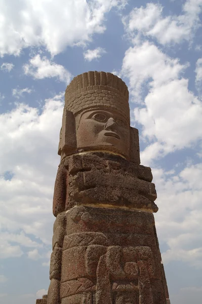 Un fragmento de una estatua sagrada en Teotihuacán, México — Foto de Stock