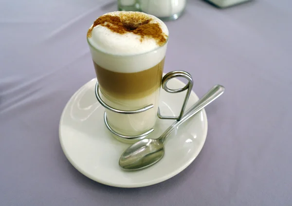 Taza de café en un platillo con una cuchara —  Fotos de Stock