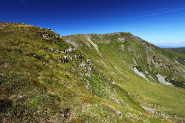Mavi gökyüzü arka plan üzerinde Yeşil dağlar