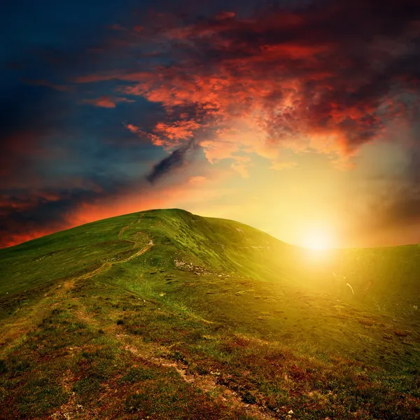 Incrível pôr do sol da montanha com nuvens vermelhas — Fotografia de Stock